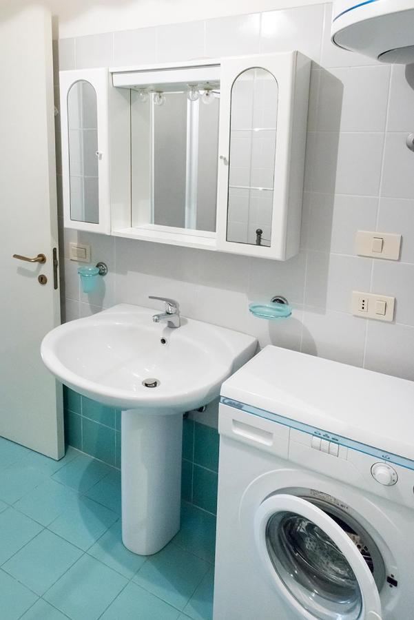 M310 - Marcelli, Trilocale Con Terrazzo Comodo Ai Servizi 外观 照片